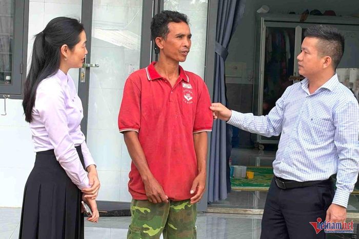 Ông Trần Doãn Tới (phải) luôn quan tâm đặc biệt đến việc giải quyết các vấn đề an sinh xã hội. Ảnh: Hải Dương
