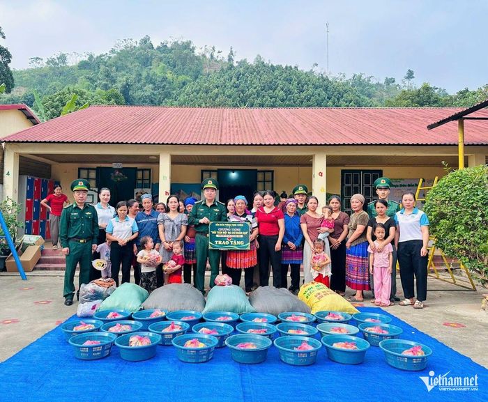 Bộ đội Biên phòng Lào Cai mở gian hàng 0 đồng, chăm lo người dân vùng biên.