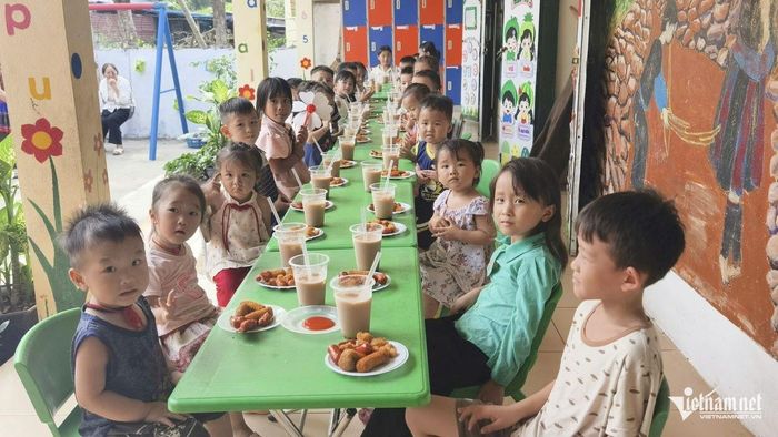 Bộ đội Biên phòng Lào Cai tổ chức bữa ăn dinh dưỡng tại điểm trường Mầm non Tân Giang.