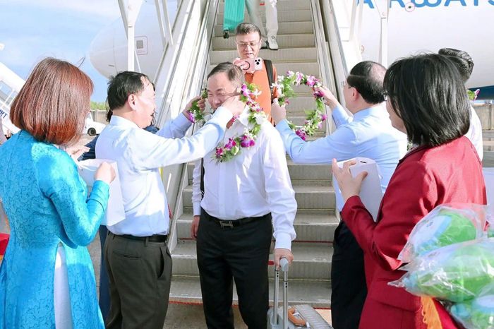 Lãnh đạo tỉnh tặng hoa và quà cho các du khách quốc tế đến từ Macau (Trung Quốc). Ảnh: Cổng TTĐT Gia Lai