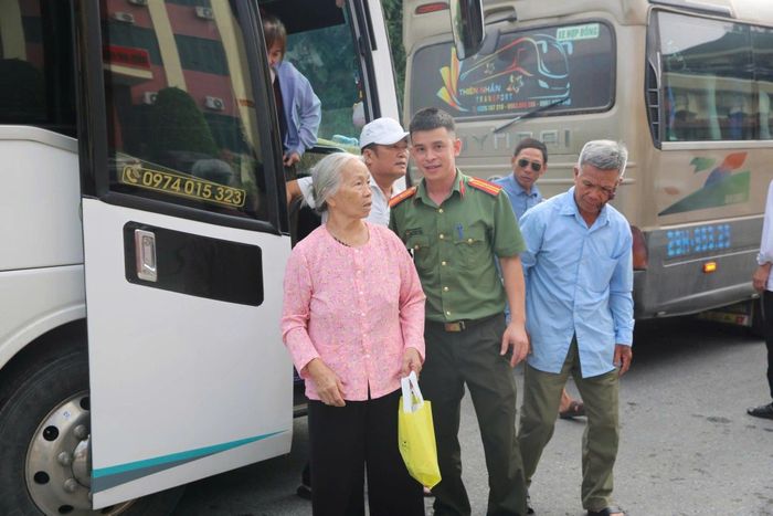 Thân nhân liệt sỹ được hỗ trợ đưa đón trên hành trình đến điểm lấy mẫu, trở về nhà