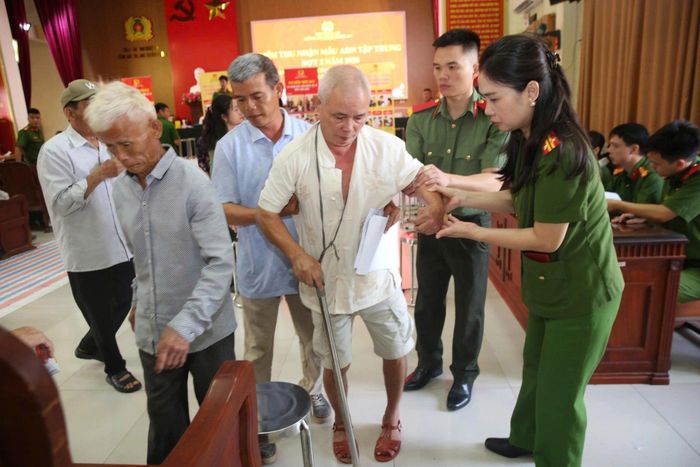 Thân nhân liệt sỹ đi lại khó khăn được lực lượng công an tận tình hỗ trợ