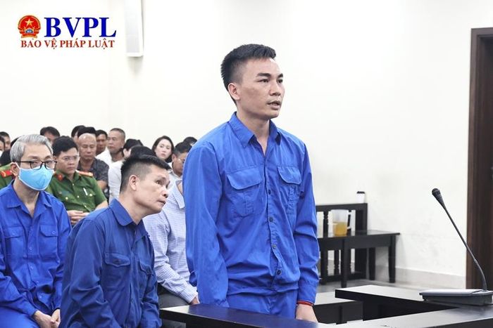   Bị cáo Nguyễn Xuân Tùng trước bục khai báo.
