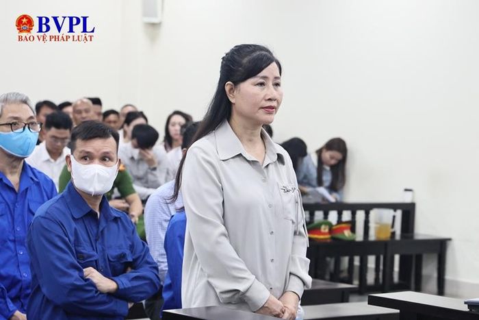  Bị cáo Nguyễn Thị Cúc trước bục khai báo.