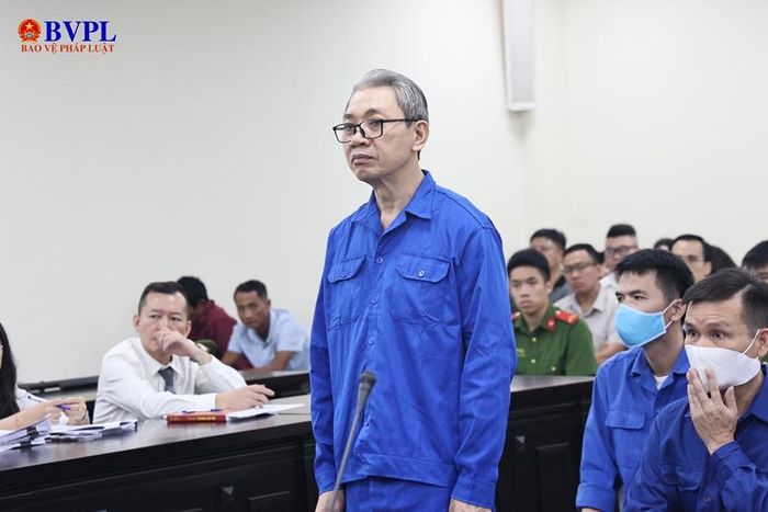  Bị cáo Lê Đức Giang trước bục khai báo.