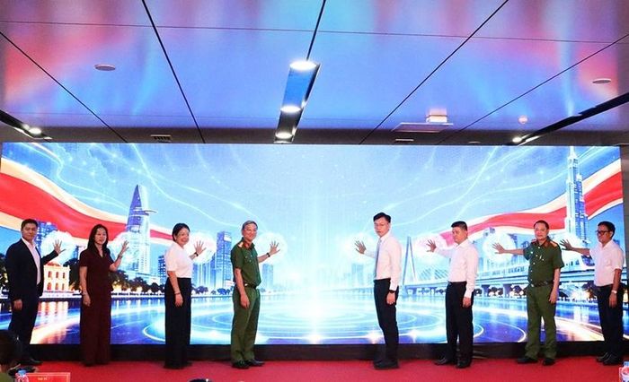 Các đại biểu thực hiện nghi thức bấm nút ra mắt và kích hoạt vận hành các mô hình.