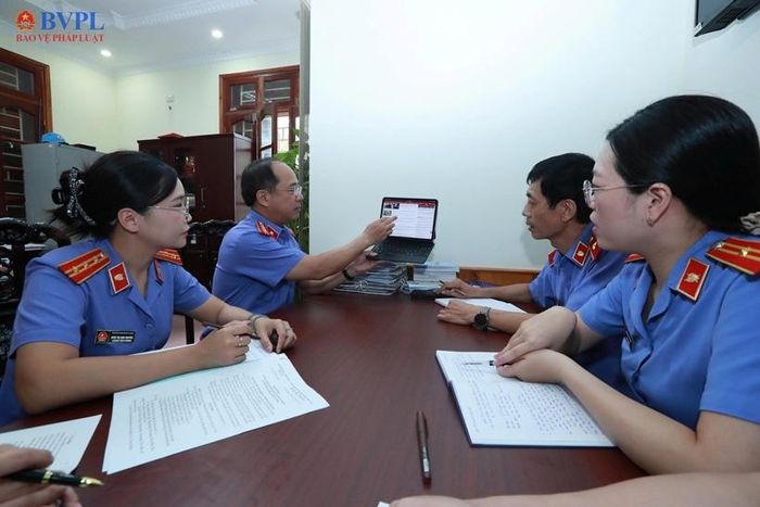 Đồng chí Nguyễn Mạnh Hưng, Phó Tổng Biên tập Báo Bảo vệ pháp luật kiểm tra công tác thông tin, tuyên truyền, phổ biến, giáo dục pháp luật.