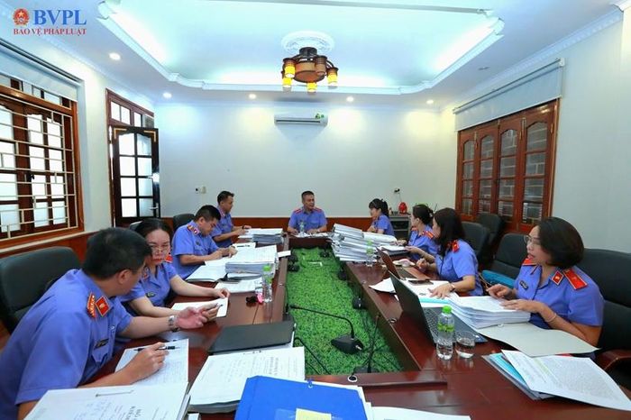 Đồng chí Trần Hưng Bình, Kiểm sát viên VKSND tối cao, Vụ trưởng Vụ 4, Phó Trưởng đoàn, cùng các thành viên được phân công đang kiểm tra theo từng lĩnh vực chuyên môn.