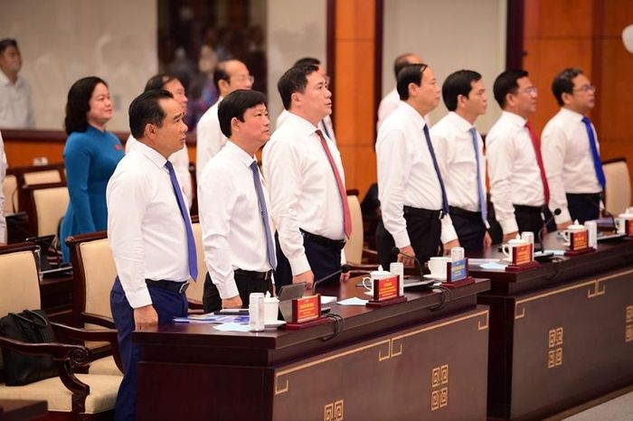 Lãnh đạo, đại biểu thực hiện nghi thức chào cờ khai mạc kỳ họp. (Ảnh: Quang Định)