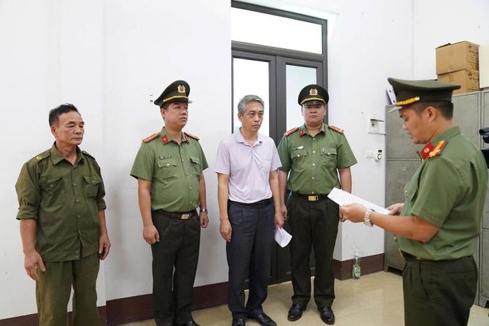 Cơ quan An ninh điều tra Công an tỉnh Phú Thọ tống đạt các quyết định tố tụng đối với bị can Ngô Anh Tuấn - Chủ tịch HĐQT Công ty AMADO.