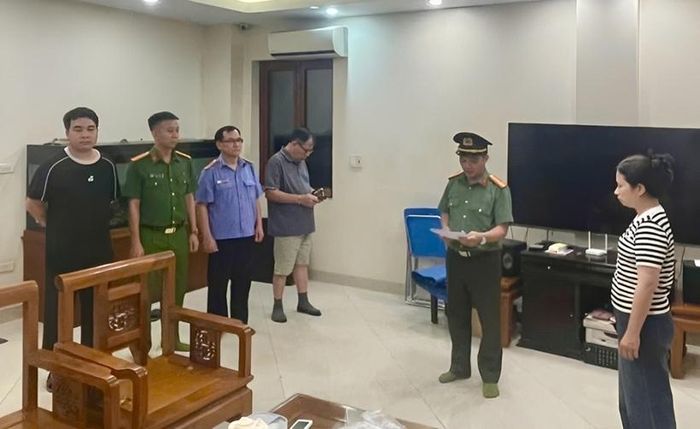 Kiểm sát viên VKSND tỉnh Phú Thọ kiểm sát việc thi hành Lệnh khám xét nơi ở bị can Ngô Anh Tuấn.