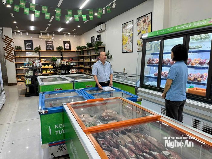 Kiểm tra các cơ sở kinh doanh hàng thực phẩm trên địa bàn đô thị Vinh. Ảnh tư liệu: Thu Huyền
