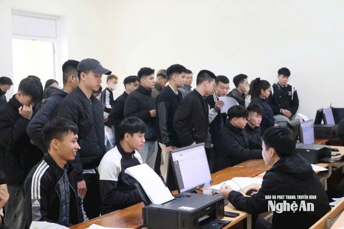 Lao động Nghệ An đăng ký thi tuyển lao động lĩnh vực nông nghiệp, cơ khí sản xuất tại Hàn Quốc. Ảnh tư liệu: Nguyễn Hải