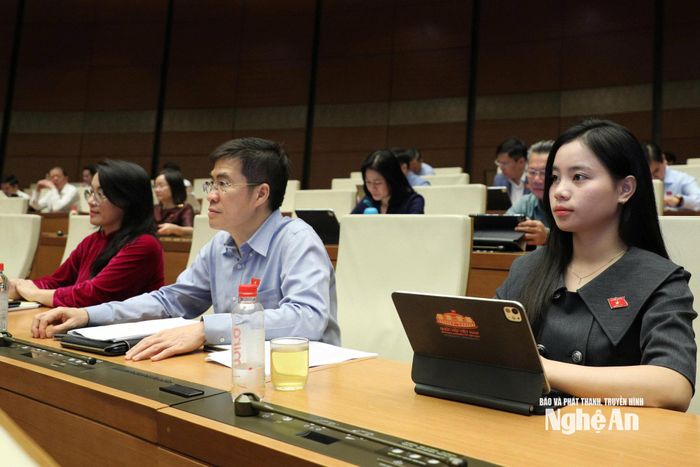 Đoàn ĐBQH tỉnh Nghệ An dự phiên thảo luận tại hội trường. Ảnh: Lâm Hiển