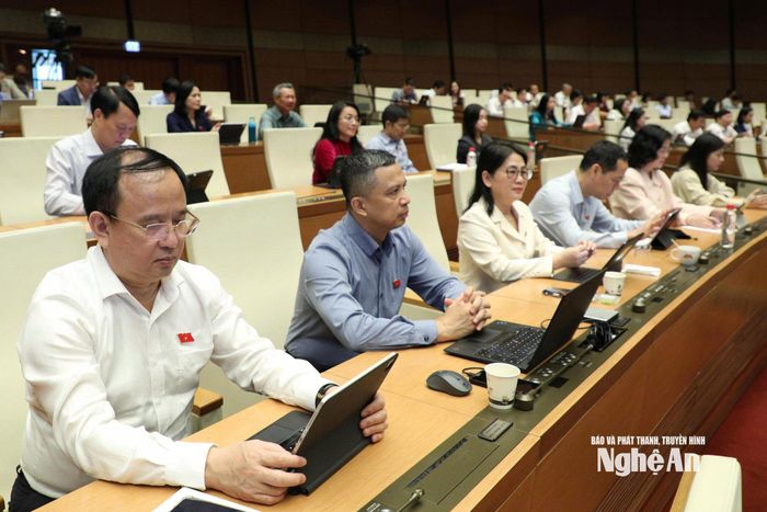 Đoàn ĐBQH tỉnh Nghệ An dự phiên thảo luận tại hội trường. Ảnh: Lâm Hiển