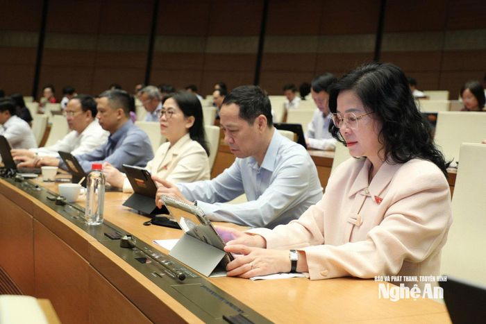 Đoàn ĐBQH tỉnh Nghệ An dự phiên thảo luận tại hội trường. Ảnh: Lâm Hiển