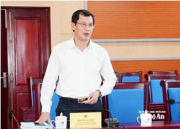 Đồng chí Bùi Duy Sơn - Ủy viên BCH Đảng bộ tỉnh, Ủy viên BTV Đảng ủy, Chánh Văn phòng Đoàn ĐBQH và HĐND tỉnh phát biểu tại hội nghị. Ảnh: Hoàng Bá