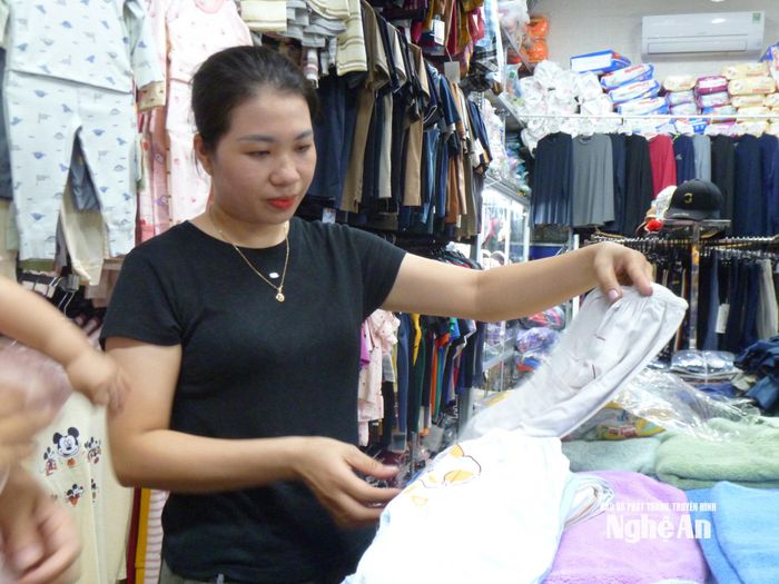 Chị Nguyễn Thị Ngọc, tiểu thương kinh doanh quần áo thời trang tại chợ Hưng Dũng. Ảnh: Thùy Linh
