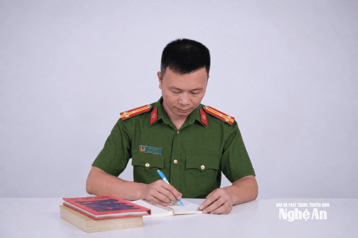 Trung tá Hà Huy Đức khuyến cáo người dân cảnh giác với thủ đoạn làm giả biên lai. Ảnh: Thùy Linh
