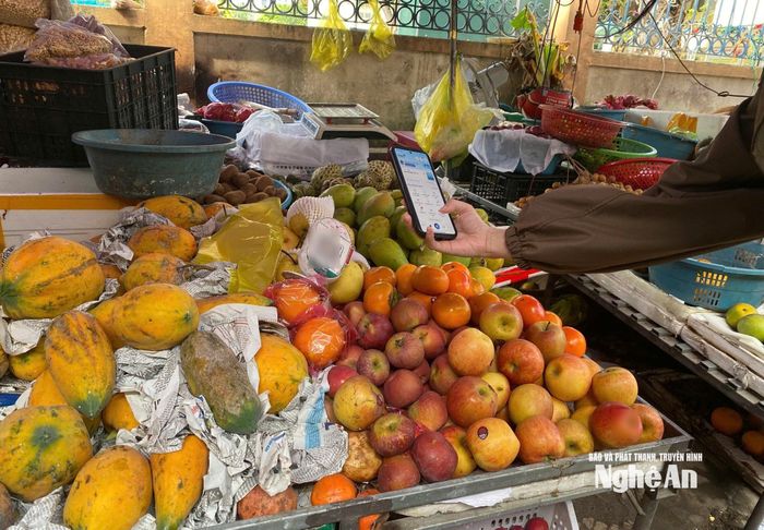 Thanh toán bằng hình thức chuyển khoản ngày càng phổ biến tại các chợ dân sinh. Ảnh: Thùy Linh