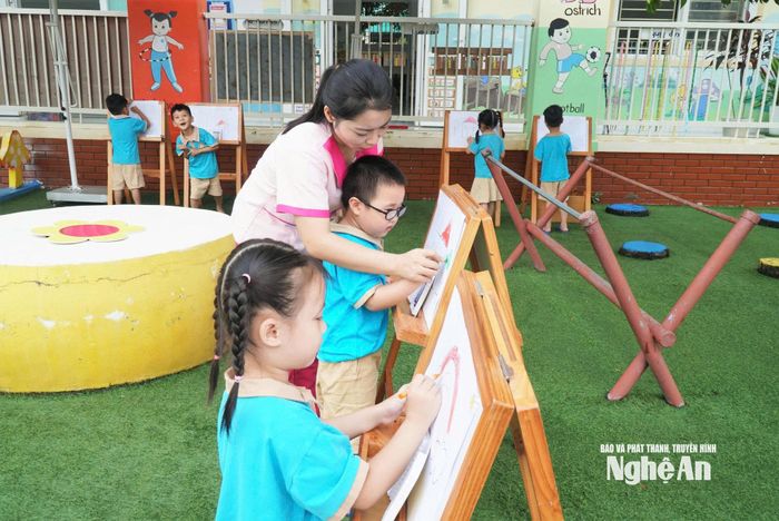 Một tiết học của các em học sinh mầm non trên địa bàn phường Quỳnh Mai. Ảnh tư liệu: M.H