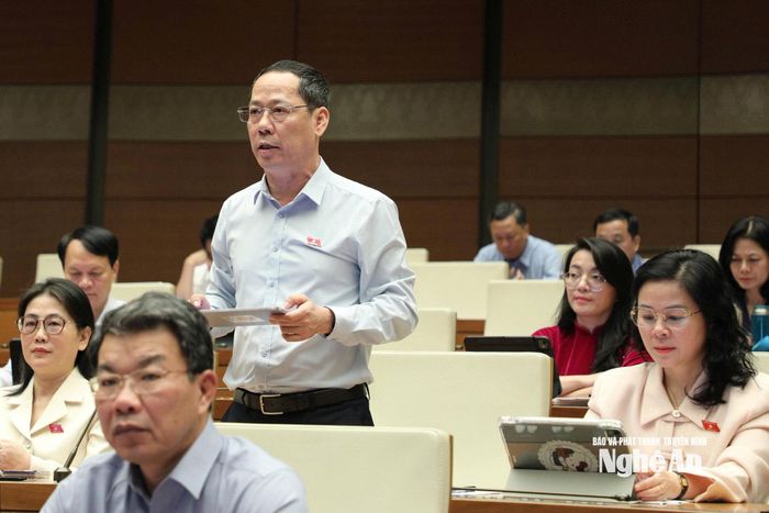 Đại biểu Trần Nhật Minh - Đoàn ĐBQH tỉnh Nghệ An phát biểu thảo luận tại hội trường. Ảnh: Lâm Hiển