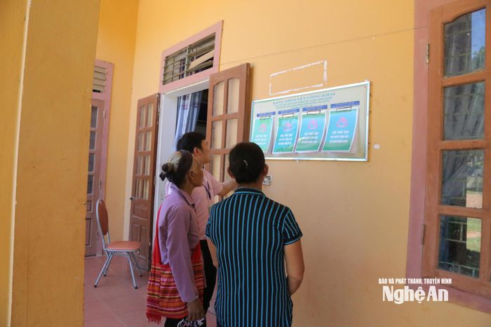 Cán bộ Ngân hàng Chính sách xã hội Con Cuông hướng dẫn người dân vay vốn chính sách. Ảnh: Thu Huyền