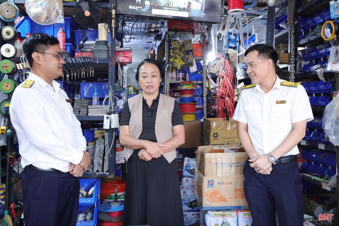 Bà Nguyễn Thị Nga (phường Sông Trí) được cán bộ thuế hỗ trợ, hướng dẫn thực hiện ghi chép doanh thu và kê khai thuế theo quy định.