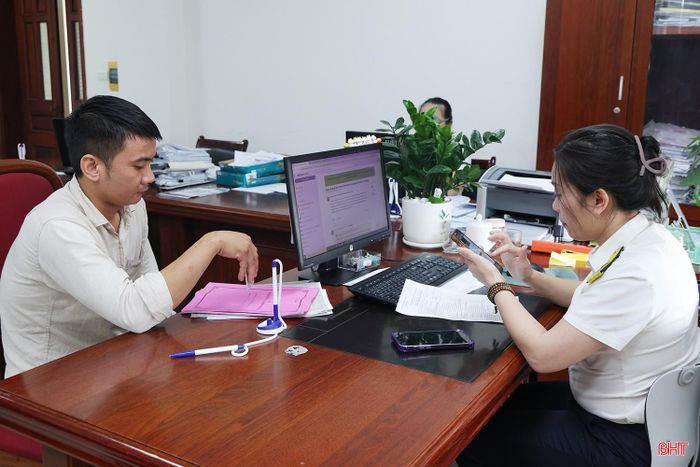 Cán bộ Thuế cơ sở 1 tỉnh Hà Tĩnh hỗ trợ hộ kinh doanh thực hiện kê khai, nộp thuế quý III/2026.
