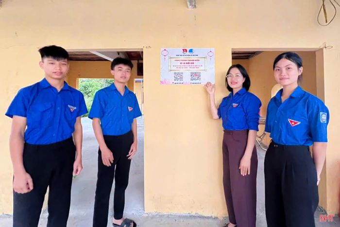 Tuổi trẻ Cẩm Bình ra mắt, trao tặng công trình “Số hóa Di tích lịch sử Đền Đức Đại Vương - thôn Bình Thắng”.