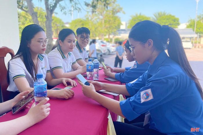 Tuổi trẻ xã Thạch Khê tích cực hướng dẫn sử dụng tài khoản thanh toán điện tử cho người dân.