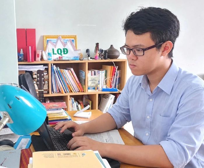  Gia Bảo ôn tập kiến thức tại nhà, chuẩn bị cho trận chung kết năm Đường lên đỉnh Olympia. (Ảnh: baokhanhhoa.vn). 