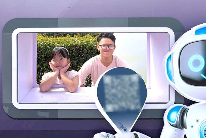  Gia Bảo và em gái trong chuyến về thăm quê nhà Hà Tĩnh năm 2018 (trái) và du xuân dịp Tết Nguyên đán năm 2025 (phải). Ảnh: NVCC. 