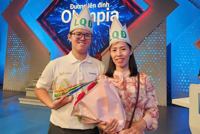  Trần Võ Gia Bảo bên bố và mẹ. (Ảnh: NVCC). 
