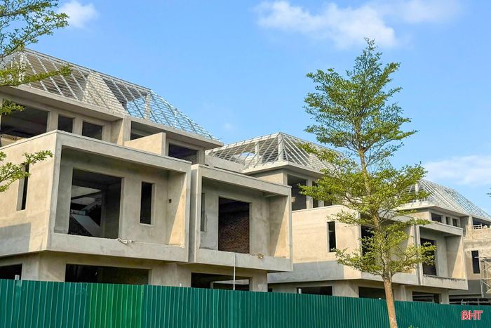 Các căn nhà đang trong giai đoạn thi công phần thô, dự kiến đủ điều kiện đưa ra thị trường trong quý I/2027.