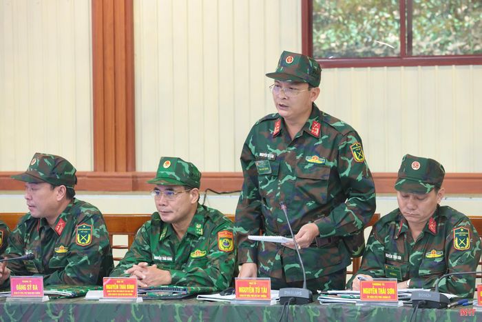 Đại tá Nguyễn Tú Tài - Phó Chỉ huy trưởng Bộ CHQS tỉnh phát biểu ý kiến.