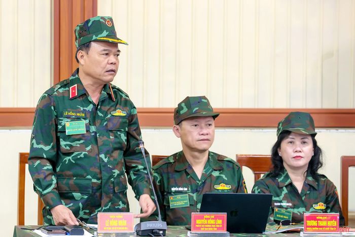 Thiếu tướng Lê Hồng Nhân – Phó Tư lệnh, Tham mưu trưởng, Phó Trưởng ban Thường trực Ban Chỉ đạo diễn tập tác chiến phòng thủ Quân khu 4 phát biểu góp ý tại hội nghị.
