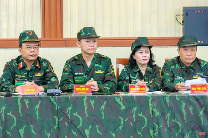 Thiếu tướng Lê Hồng Nhân – Phó Tư lệnh, Tham mưu trưởng, Phó Trưởng ban Thường trực Ban Chỉ đạo diễn tập tác chiến phòng thủ Quân khu 4; đồng chí Nguyễn Hồng Lĩnh – Phó Bí thư Thường trực Tỉnh ủy, Chủ tịch HĐND tỉnh, Phó Trưởng ban Chỉ đạo diễn tập Khu vực phòng thủ tỉnh cùng các đại biểu dự hội nghị.
