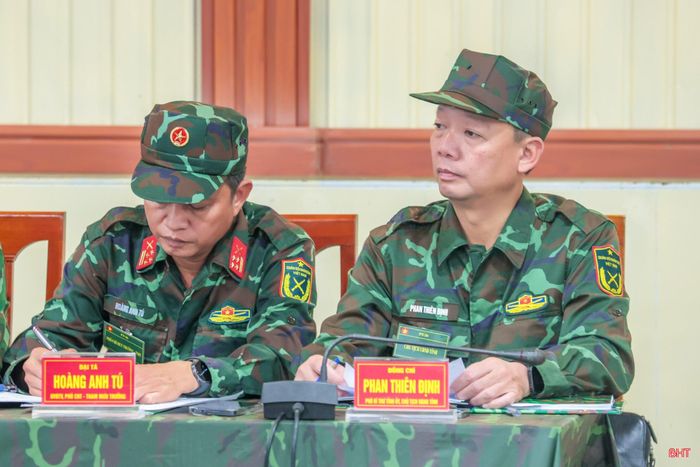 Đồng chí Phan Thiên Định – Phó Bí thư Tỉnh ủy, Chủ tịch UBND tỉnh, Phó Trưởng ban Chỉ đạo diễn tập Khu vực phòng thủ tỉnh và đại biểu dự hội nghị.