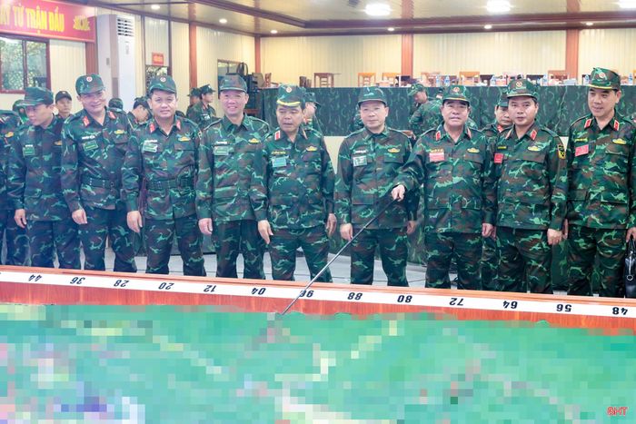 Trung tướng Nguyễn Bá Lực – Phó Tổng Tham mưu trưởng QĐND Việt Nam, Phó Trưởng ban Thường trực Ban Chỉ đạo diễn tập PT-26 (Bộ Quốc phòng) cùng lãnh đạo Quân khu 4, tỉnh Hà Tĩnh kiểm tra hệ thống sa bàn phục vụ diễn tập Khu vực phòng thủ tỉnh Hà Tĩnh năm 2026.