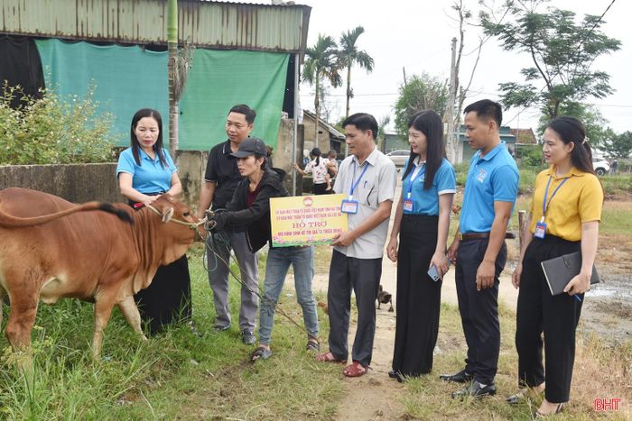 Chị Phạm Thị Hiền được hỗ trợ bê giống để tiếp thêm động lực thoát khỏi đói nghèo.