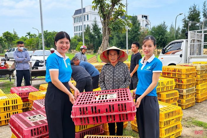 Hội Liên hiệp Phụ nữ xã Lộc Hà trao thức ăn và gà giống cho các hội viên có hoàn cảnh khó khăn.
