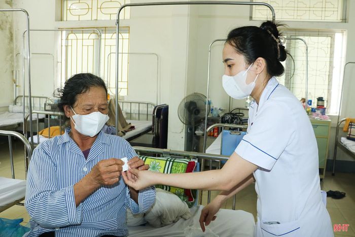 Bác sĩ thăm khám, đánh giá tình trạng sức khỏe của bệnh nhân mắc cúm A để có hướng điều trị phù hợp.