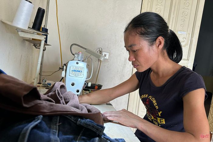 Khi sức khoẻ ổn định, chị Lĩnh lại sửa quần áo để kiếm tiền trang trải cuộc sống.