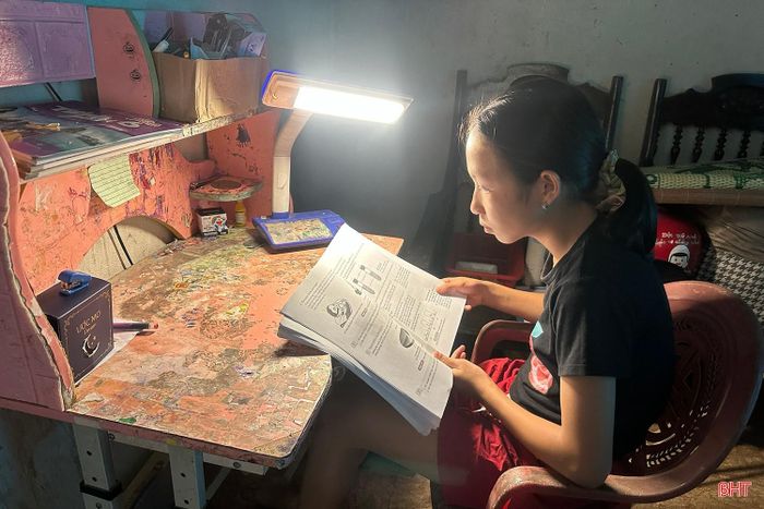 Chị Đàm Thị Lĩnh một mình chăm sóc chồng mắc bệnh và các con đang tuổi ăn học.