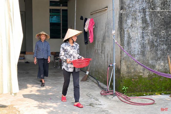 Mẹ chồng thường xuyên đi theo để canh chừng những cơn co giật bất ngờ của con dâu.