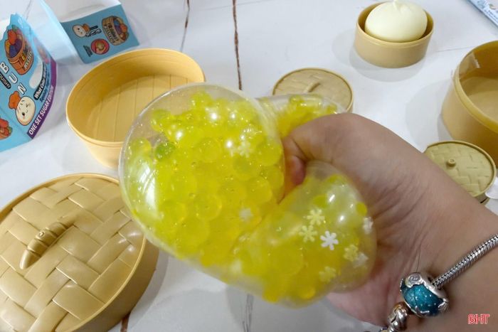Bên trong Squishy chứa các chất lỏng, hạt nở, tiềm ẩn nguy hiểm tới sức khỏe con người.