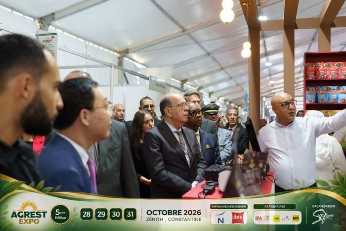 Ông Kamel Eddine Kerbouche, Tỉnh trưởng tỉnh Constantine, Đại sứ Vũ Duy Long và các đại biểu nghe giới thiệu về gian hàng tại Agrest-Expo 2026. (Ảnh: Ban tổ chức Agrest-Expo)