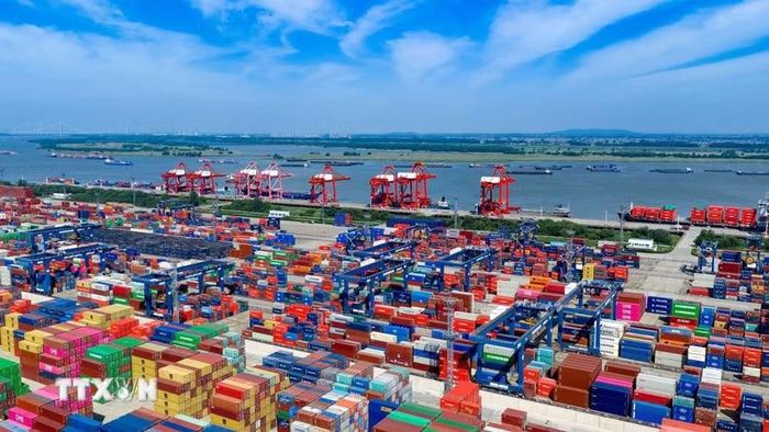 Cảng hàng hóa ở Giang Tô, Trung Quốc. (Ảnh: THX/TTXVN)