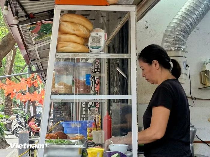 Tấm bảng mica in mã thanh toán vuông vức tại các hàng quán đã trở nên vô cùng quen thuộc tại Hà Nội. (Ảnh: Minh Phương/Vietnam+)